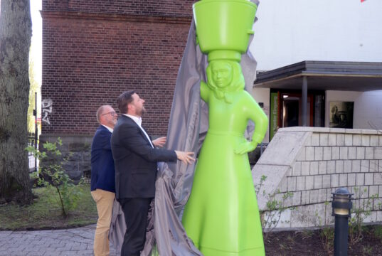 Am Donnerstag wurde der neue „Liewerfrauenweg" auf dem Gelände des Gründer- und Technologiezentrums (GuT) mit Skulptur und Dauerausstellung eingeweiht. (Foto: © Bastian Glumm)