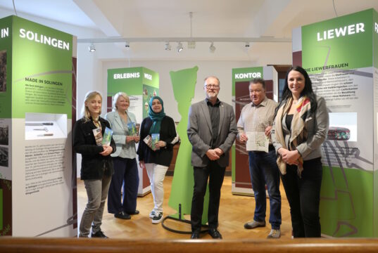 Das Team des Lieferkontors und die Tourismusförderung freuen sich auf Besucher im ehemaligen "Lieferkontor der Firma Herder": v.li. Amira Kemperdick, Debbie Little, Heba Hussain, Pressesprecher Lutz Peters, Hans-Joachim von Reibnitz und Tourismusfachfrau Sandra Perinelli-Hallaç. (Foto: © Stadt Solingen)