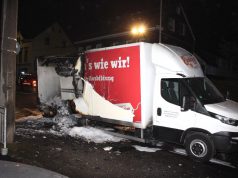 Nach Abschluss der Löscharbeiten an der Katternberger Straße rückte die Feuerwehr zur Schützenstraße aus. Dort stand ein mit Backwaren beladener LKW in Vollbrand. (Foto: © Das SolingenMagazin)