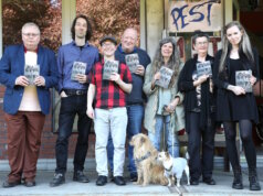 Die Solinger Autorenrunde (und Freunde) stellte jetzt ihre neue Anthologie "Lost Places" vor: v.li. Kay Ganahl, Florian Meurer, Pascal Herder, Dirk Steinert, Saga Grünwald, Martina Hörle (Herausgeberin) und Nini Schlicht. (Foto: © Bastian Glumm)