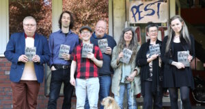 Die Solinger Autorenrunde (und Freunde) stellte jetzt ihre neue Anthologie "Lost Places" vor: v.li. Kay Ganahl, Florian Meurer, Pascal Herder, Dirk Steinert, Saga Grünwald, Martina Hörle (Herausgeberin) und Nini Schlicht. (Foto: © Bastian Glumm)