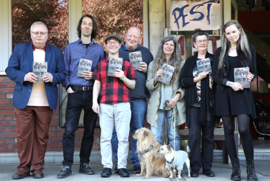 Die Solinger Autorenrunde (und Freunde) stellte jetzt ihre neue Anthologie "Lost Places" vor: v.li. Kay Ganahl, Florian Meurer, Pascal Herder, Dirk Steinert, Saga Grünwald, Martina Hörle (Herausgeberin) und Nini Schlicht. (Foto: © Bastian Glumm)