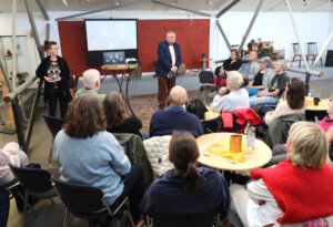 Zahlreiche Besucher kamen am Samstagabend zur Lesung der Solinger Autorenrunde ins Atelier Pest Projekt im Südpark. (Foto: © Bastian Glumm)