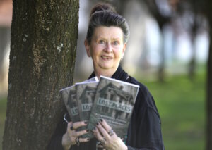 Die Solinger Autorin Martina Hörle ist Herausgeberin der Anthologie "Lost Places" und hat mehrere eigene Werke beigesteuert. (Foto: © Bastian Glumm)