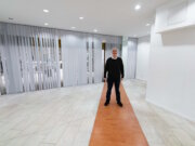 Lothar Grünewald im rund 60 Quadratmeter großen Ladenlokal in der Kelderspassage, das im Rahmen des Wettbewerbs „Dein eigenes Ladenlokal“ Gründerinnen und Gründern zur Verfügung steht. (Foto: © Solingen.Business)