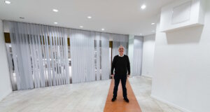 Lothar Grünewald im rund 60 Quadratmeter großen Ladenlokal in der Kelderspassage, das im Rahmen des Wettbewerbs „Dein eigenes Ladenlokal“ Gründerinnen und Gründern zur Verfügung steht. (Foto: © Solingen.Business)