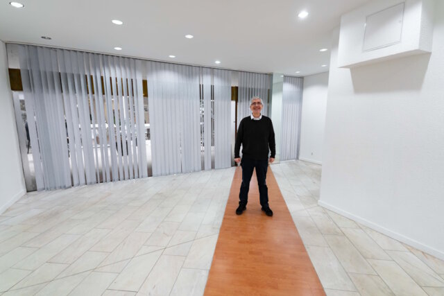 lothar-gruenewald-kelderspassage-ladenlokal Lothar Grünewald im rund 60 Quadratmeter großen Ladenlokal in der Kelderspassage, das im Rahmen des Wettbewerbs „Dein eigenes Ladenlokal“ Gründerinnen und Gründern zur Verfügung steht. (Foto: © Solingen.Business)