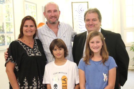 Besuchen Solingen und waren am Donnerstag zu Gast im Rathaus bei Bürgermeister Carsten Voigt (re.): v.li. Moira und Frederico Luchtenberg mit den Kindern Martin (9) und Maria (11). (Foto: © Bastian Glumm)