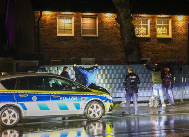 Am Montagabend konnte die Polizei gegen 22.00 Uhr auf der Lützowstraße in Gräfrath zwei mutmaßliche Einbrecher festnehmen. (Foto: © Tim Oelbermann)