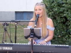 Musikerin Luisa Skrabic präsentierte am Freitag ein einstündiges Hofkonzert in der Hasseldelle. (Foto: © Bastian Glumm)