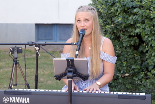 Musikerin Luisa Skrabic präsentierte am Freitag ein einstündiges Hofkonzert in der Hasseldelle. (Foto: © Bastian Glumm)