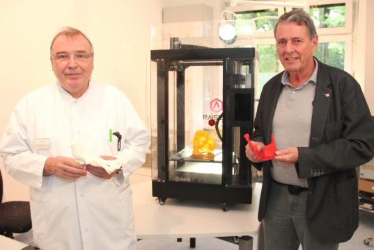 Freuen sich, dass in der Mund, -Kiefer- und Gesichtschirurgie (MKG) der St. Lukas Klinik seit einiger Zeit ein 3D-Drucker zum Einsatz kommt: Dr. Erich Theo Merholz (li.), Chefarzt der MKG und Ärztlicher Direktor der Lukas Klinik, und Dr. Teut-Achim Rust, Vorsitzender des Fördervereins der Lukas Klinik. (Foto: © B. Glumm)