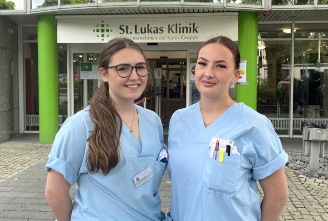 Marianna Mirabella (li.) und Shannen Falk stehen kurz vor dem Examen zur Gesundheits- und Krankenpflegerin und gehört zum Team des Führungsprojektes 2022 an der St. Lukas Klinik. (Foto: © Cerstin Tschirner/Kplus Gruppe)
