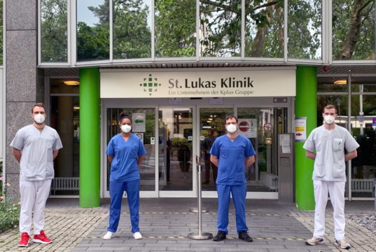 In der Lukas Klinik endet in dieser Woche der Bundeswehreinsatz: v.li. Oberstabsgefreiter David Siegmund (3. Transportstaffel Berlin), Fliegerarzt Myriam Ndoye (Flugbereitschaft Köln), Oberfeldwebel Christian Hardt (Flugbereitschaft Köln) und Gefreiter Colin Lewis (3. Transporteinheit Berlin). (Foto: © Lisa Tamms/Kplus Gruppe)