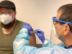 Andreas Fornaroli, Intensivpfleger der Lukas Klinik, gehört zu den ersten Mitarbeitenden, die sich von Dr. Bernhard Platz, Chefarzt der ZAE, impfen ließen. Insgesamt werden immer drei Ärzte parallel impfen bis die 144 zur Verfügung stehenden Impfdosen für die erste Mitarbeitergruppe verimpft sind. (Foto: © Kplus Gruppe)
