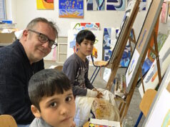 Zurzeit werden zwei Jungen aus Afghanistan mit schweren Knochenentzündungen in der Chirurgie der St. Lukas Klinik behandelt. Zwei Operationen liegen schon hinter ihnen, einige weitere vor ihnen. Zwischen den Eingriffen waren die beiden jetzt auf der Malstation bei Künstler und Kunsttherapeut Carsten Weck zu Gast. (Foto: © Cerstin Tschirner/Kplus Gruppe)