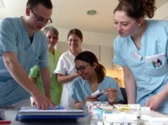 Sechs Tage sind die angehenden Krankenpfleger der St. Lukas Klinik verantwortlich für die neurologische Station und lernen den Arbeitsalltag noch einmal auf eine ganz neue Art und Weise kennen. (Foto: © Kplus Gruppe)