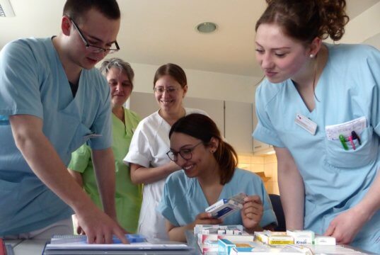 Sechs Tage sind die angehenden Krankenpfleger der St. Lukas Klinik verantwortlich für die neurologische Station und lernen den Arbeitsalltag noch einmal auf eine ganz neue Art und Weise kennen. (Foto: © Kplus Gruppe)