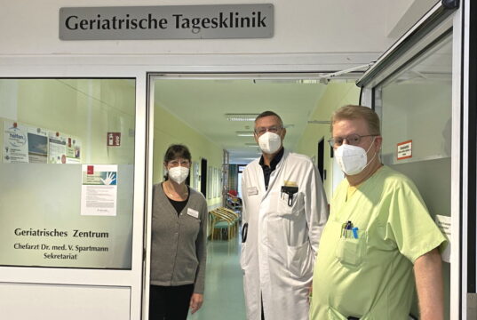 Nach fast zwei Jahren pandemiebedingter Pause öffnet die Geriatrische Tagesklinik an der St. Lukas Klinik wieder ihre Türen. v.l.: Hygienefachkraft Simone Gurski, Chefarzt Dr. Volker Spartmann und Oliver Adolphs, Pflegerischer Leiter der Geriatrischen Tagesklinik . (Foto: © Cerstin Tschirner/Kplus Gruppe)