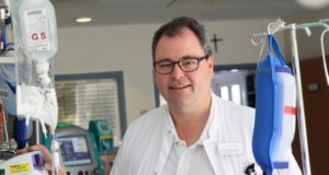 Dr. Hans-Ulrich Giesen ist Chefarzt der Anästhesie, Intensivmedizin und Schmerztherapie der St. Lukas Klinik. (Foto: © Kplus Gruppe)