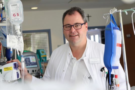 Dr. Hans-Ulrich Giesen ist Chefarzt der Anästhesie, Intensivmedizin und Schmerztherapie der St. Lukas Klinik. (Foto: © Kplus Gruppe)