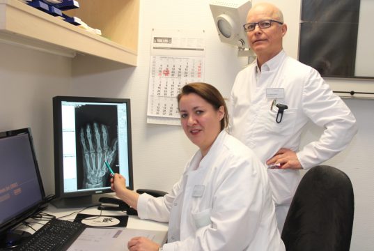Handchirurgin Anne Brüske verstärkt das Team um Dr. Markus Meibert, Chefarzt der Chirurgie in der St. Lukas Klinik. (Foto: © Bastian Glumm)