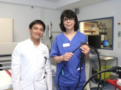 Fühlen sich in der modernisierten und erweiterten Funktionsdiagnostik der Lukas Klinik pudelwohl: Chefarzt Dr. Gia Phuong Nguyen und Schwester Magaretha Dresen-Kuchalski, Leiterin der Funktionsabteilung. (Foto: © Bastian Glumm)