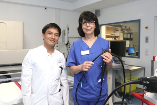 Fühlen sich in der modernisierten und erweiterten Funktionsdiagnostik der Lukas Klinik pudelwohl: Chefarzt Dr. Gia Phuong Nguyen und Schwester Magaretha Dresen-Kuchalski, Leiterin der Funktionsabteilung. (Foto: © Bastian Glumm)