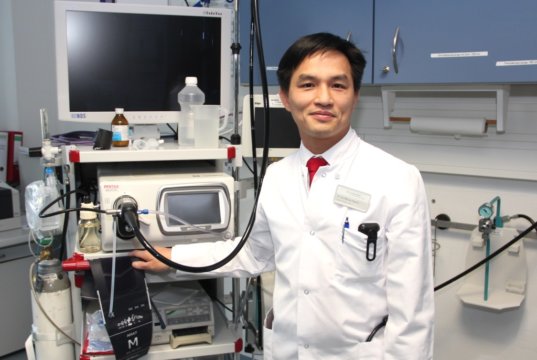 Seit Dr. Gia Phuong Nguyen vor zwei Jahren als Chefarzt der Inneren Medizin mit den Schwerpunkten Gastroenterologie und Kardiologie an die St. Lukas Klinik kam, wird das Konzept der Viszeralmedizin umgesetzt. (Archivfoto: © Bastian Glumm)