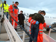 Amir mit den Solinger DRK-Helfern Salvatore Scianna (rechts) und Martin Königsmann. (Foto: © Uli Preuss)