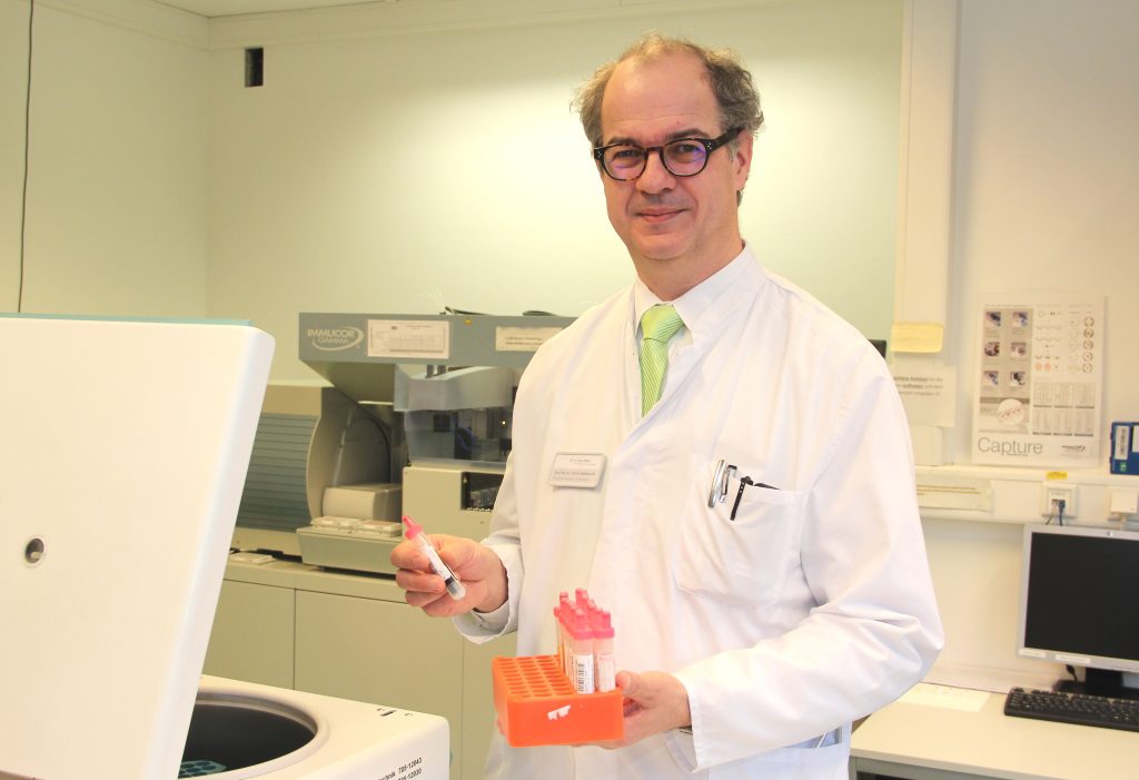 Professor Dr. Ulrich Mahlknecht ist Chefarzt der Onkologie und Hämatologie an der St. Lukas Klinik. Er ist vom Verfahren der Flüssigbiopsie überzeugt. (Foto: © Bastian Glumm)