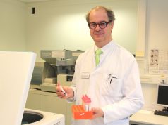 Professor Dr. Ulrich Mahlknecht ist Chefarzt der Onkologie und Hämatologie an der St. Lukas Klinik. Er ist vom Verfahren der Flüssigbiopsie überzeugt. (Foto: © Bastian Glumm)