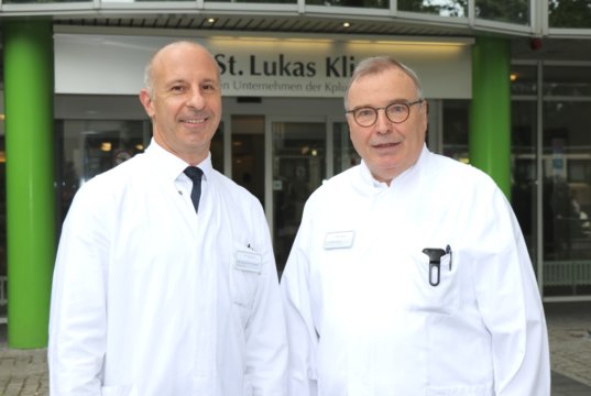 Teilen sich bis Oktober den Chefarztposten der Mund-, Kiefer- und Gesichtschirurgie in der Ohligser St. Lukas Klinik: PD Dr. Dr. Markus Martini (li.) und Dr. Erich Theo Merholz. (Foto: © Bastian Glumm)