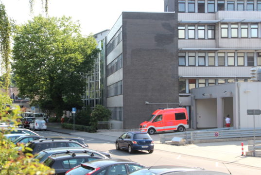 Der Rettungsdienst fährt die Lukas Klinik in Ohligs wieder an. (Archivfoto: © Bastian Glumm)