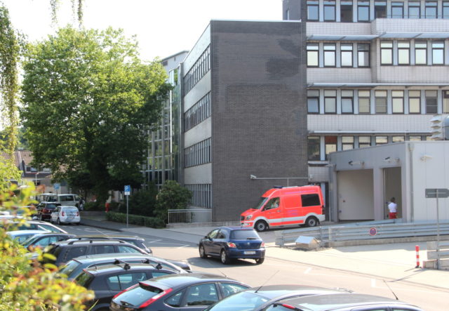 Der Rettungsdienst fährt die Lukas Klinik in Ohligs wieder an. (Archivfoto: © Bastian Glumm)
