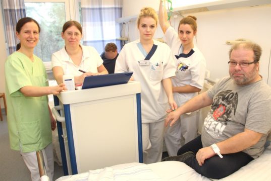 Das Führungsprojekt kommt bei Verantwortlichen, Schülern und Patienten gleichermaßen gut an: v.li. Anne Tillmanns (Katholisches Bildungszentrum Haan), Sandra Meinen (Stationsleitung IV AB St. Lukas Klinik), Sarah Kanne (Auszubildende), Saskia Fournier (Auszubildende) und Patient Ingo Theis. (Foto: © B. Glumm)