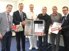 Bauen mit dem Malboxmobil das Kreativangebot für Palliativpatienten aus: v.li. Johannes Wecker, Direktor der Lukas Klinik, Stefan Grunwald, Vorstandsvorsitzender der Sparkasse, Dr. Hans Ulrich Giesen, Chefarzt und Palliativbeauftrager der Lukas Klinik, Künstler Carsten Weck, Dr. Teut-Achim Rust vom Förderverein und Martin Idelberger, Marketingleiter der Sparkasse. (Foto: © B. Glumm)