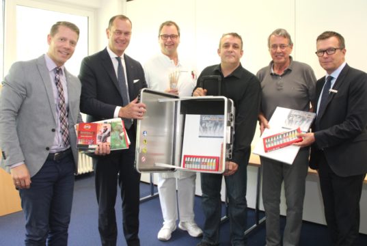 Bauen mit dem Malboxmobil das Kreativangebot für Palliativpatienten aus: v.li. Johannes Wecker, Direktor der Lukas Klinik, Stefan Grunwald, Vorstandsvorsitzender der Sparkasse, Dr. Hans Ulrich Giesen, Chefarzt und Palliativbeauftrager der Lukas Klinik, Künstler Carsten Weck, Dr. Teut-Achim Rust vom Förderverein und Martin Idelberger, Marketingleiter der Sparkasse. (Foto: © B. Glumm)