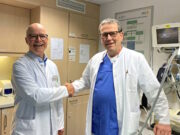 Dr. Markus Meibert (li.), Ärztlicher Direktor der Lukas Klinik in Ohligs, und Dr. Bernhard Plath, der jetzt in den Ruhestand geht. (Foto: © Cerstin Tschirner/Kplus Gruppe)