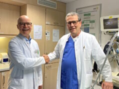 Dr. Markus Meibert (li.), Ärztlicher Direktor der Lukas Klinik in Ohligs, und Dr. Bernhard Plath, der jetzt in den Ruhestand geht. (Foto: © Cerstin Tschirner/Kplus Gruppe)