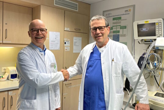 Dr. Markus Meibert (li.), Ärztlicher Direktor der Lukas Klinik in Ohligs, und Dr. Bernhard Plath, der jetzt in den Ruhestand geht. (Foto: © Cerstin Tschirner/Kplus Gruppe)