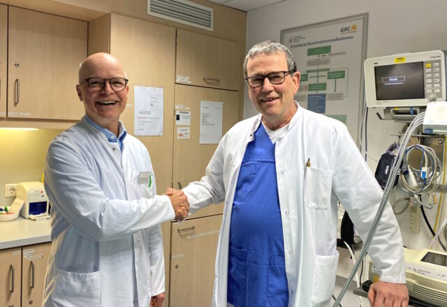 Dr. Markus Meibert (li.), Ärztlicher Direktor der Lukas Klinik in Ohligs, und Dr. Bernhard Plath, der jetzt in den Ruhestand geht. (Foto: © Cerstin Tschirner/Kplus Gruppe)
