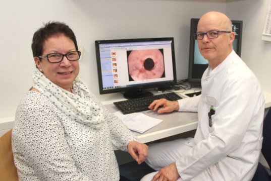 Vor 13 Jahren begab sich Ursel Steiniger in Behandlung bei Dr. Markus Meibert in der St. Lukas Klinik. Sie litt an einem Reflux, den der Chirurg operativ behandelte. Heute kann die 65-Jährige wieder lachen. (Foto: © Bastian Glumm)