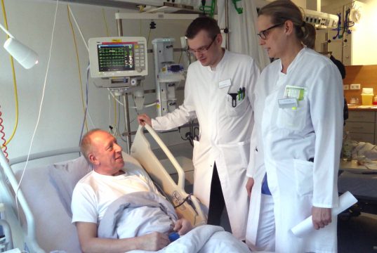 Patient Gerd Loschinski, Hendrik Scharpenack, Oberarzt Neurologie der St. Lukas Klinik und Dr. Regina Bias-Franke, Oberärztin und Kardiologin der Inneren Medizin an der St. Lukas Klinik, im Gespräch. (Foto: © Kplus Gruppe)
