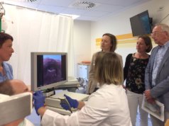 Bei der Demonstration des neuen Endoskops in der Lukas Klinik: v.l. Sandra Haupt (Logopädin), FOÄ Neurologie Christina Boettcher, Uta Kühne, Anja Klöfkorn und Ulrich Bohle (alle Vorstand Elisabeth-Birkhofen-Stiftung). (Foto: © Kplus Gruppe)