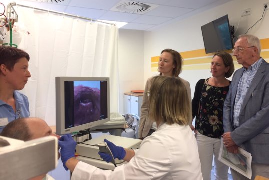 Bei der Demonstration des neuen Endoskops in der Lukas Klinik: v.l. Sandra Haupt (Logopädin), FOÄ Neurologie Christina Boettcher, Uta Kühne, Anja Klöfkorn und Ulrich Bohle (alle Vorstand Elisabeth-Birkhofen-Stiftung). (Foto: © Kplus Gruppe)