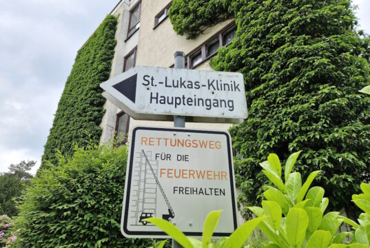 Am 1. Dezember 2023 schloss die St. Lukas Klinik in Solingen-Ohligs. Auf der Schwanenstraße ist es seitdem sehr still geworden. (Foto: © Bastian Glumm)
