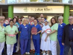 Bereits im siebten Jahr verzichtet der Pflegedienst der St. Lukas Klinik auf die traditionellen Bunten Teller und spendet den Gegenwert von 1.500 Euro. In diesem Jahr geht das Geld an den Kältebus der Malteser. (Foto: © Kplus Gruppe)