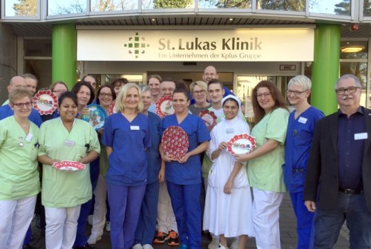 Bereits im siebten Jahr verzichtet der Pflegedienst der St. Lukas Klinik auf die traditionellen Bunten Teller und spendet den Gegenwert von 1.500 Euro. In diesem Jahr geht das Geld an den Kältebus der Malteser. (Foto: © Kplus Gruppe)