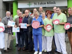 Die „Bunten Teller“ bleiben wieder leer. Auf Wunsch des Pflegeteams der Ohligser Lukas Klinik wird der Gegenwert der Süßigkeiten – 1.500 Euro - dem Verein "Solingen hilft" gespendet. (Foto: © Kplus Gruppe)